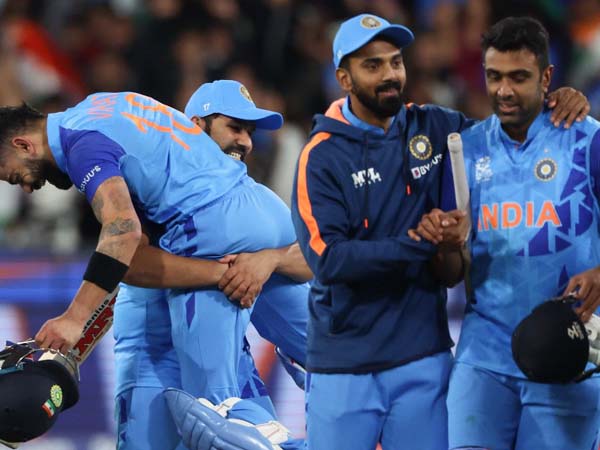 జట్టులో రెండు వర్గాలు..