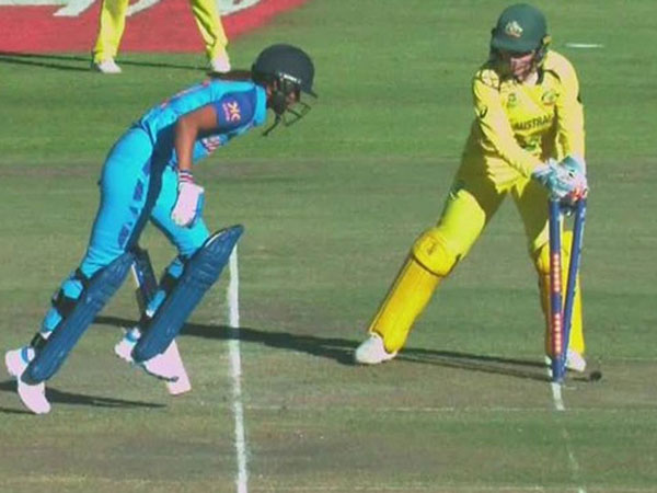 క్రీజులో స్ట్రక్ అవ్వడంతో..