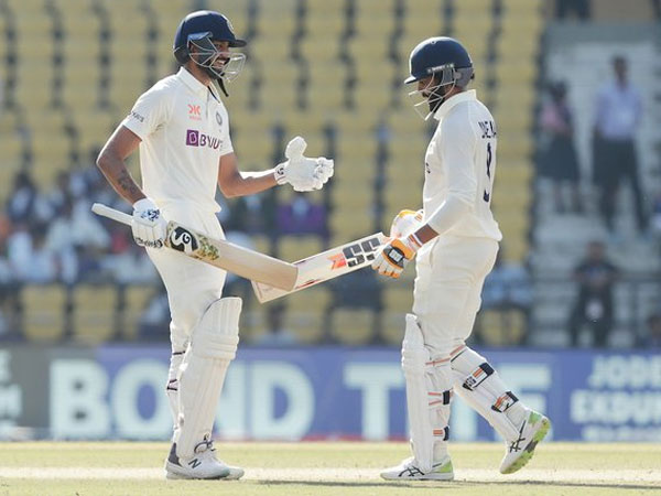 అదరగొట్టిన జడేజా, అక్షర్