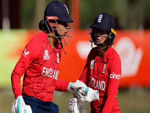 తడబడిన ఇంగ్లిష్ అమ్మాయిలు..