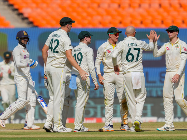 చెమటోడ్చిన ఆసీస్ బౌలర్లు..