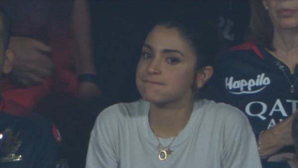  Anushka Sharma reaction after Virat Kohli left