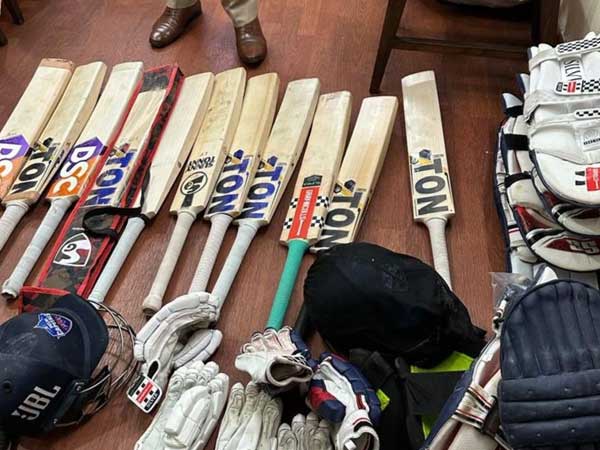 delhi capitals bats robbery