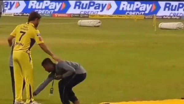 Wankhede staff touches Dhoni feet