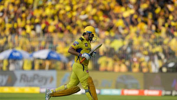 MS Dhoni smashes two sixes off Sam Currans last two balls 