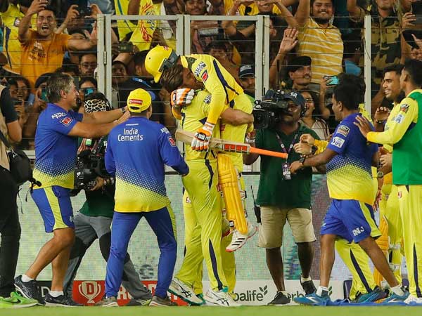 ms dhoni lifting ravindra jadeja