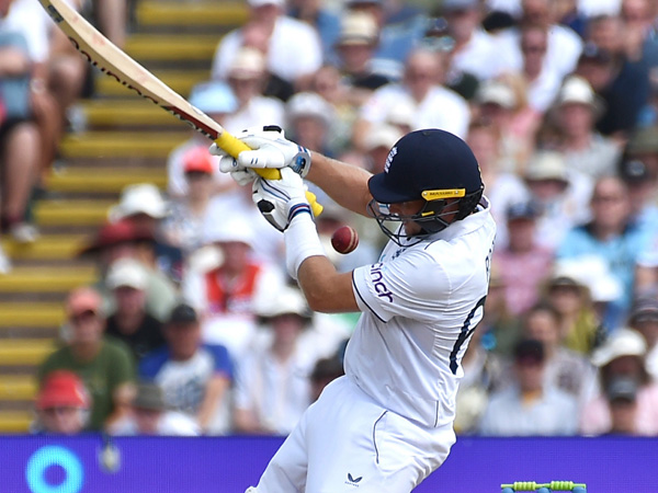 Joe Root played reverse scoop for a SIX stuns everyone. 