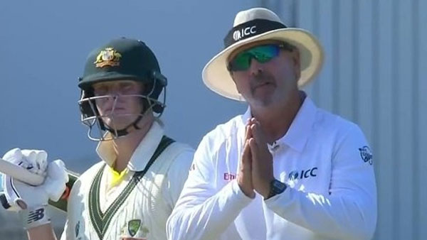 Umpire Richard Illingworth hilariously pleads fan to vacate sight-screen area