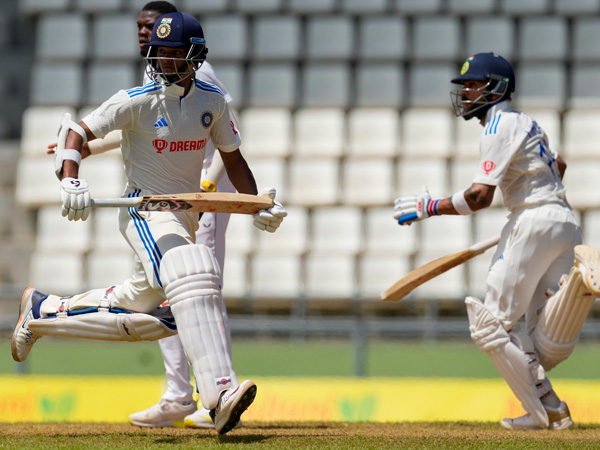 Yashasvi Jaiswal Virat Kohli 