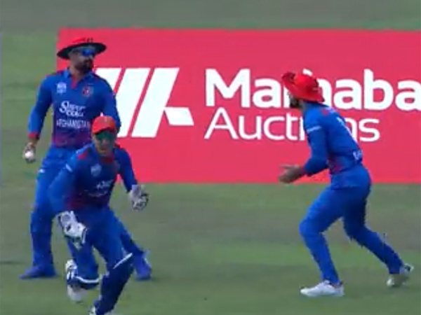 Mohammad Nabi takes brilliant Catch.