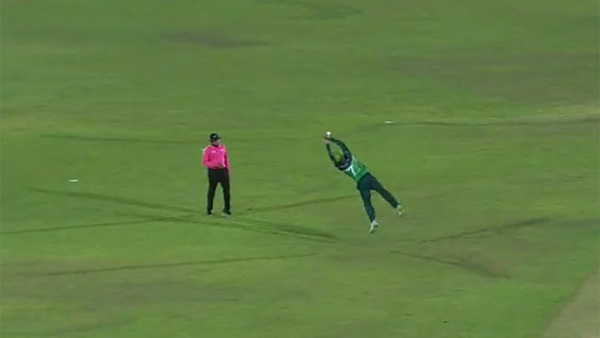 Shadab Khan Grab A Leaping Stunner to Dismiss Hashmatullah