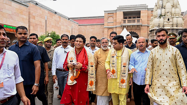 Sachin Tendulkar visits Kashi Viswanath Temple