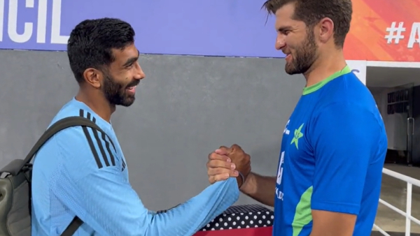 India Pakistan Match Shaheen gives a gift to Jaspreet Bumrah