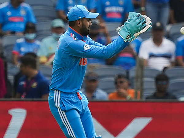KL Rahul takes spectacular diving catch in India vs Bangladesh World Cup match