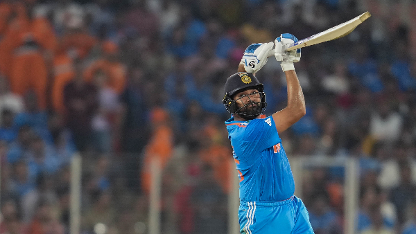 Rohit Sharma explains to Hardik Pandya why he flexed his muscles to umpire during IND vs PAK match