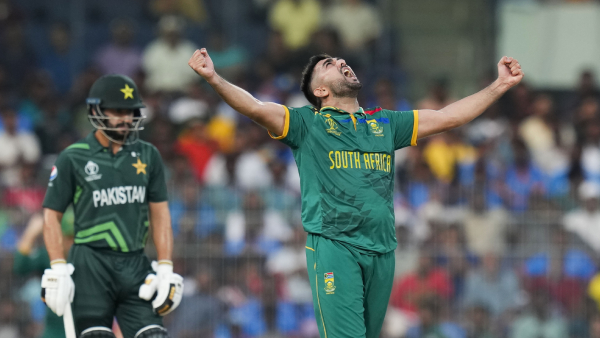 PAK vs SA: వన్డే ప్రపంచకప్ 2023లో పాకిస్థాన్ పరాజయాల పరంపర కొనసాగుతోంది. వరుసగా నాలుగో ఓటమిని చవిచూసిన పాకిస్థాన్.. సెమీస్ రేసు నుంచి నిష్క్రమించింది. సౌతాఫ్రికాతో శుక్రవారం జరిగిన ఉత్కంఠపోరులో పాకిస్థాన్ వికెట్ తేడాతో ఓటమిపాలైంది. సునాయసంగా గెలవాల్సిన మ్యాచ్‌ను పాకిస్థాన్‌కు టెయిలెండర్ కేశవ్ మహారాజ్ అడ్డుగా నిలిచాడు. చివరి వికెట్‌కు 11 పరుగులు జోడించి సౌతాఫ్రికా విజయ లాంఛనాన్ని పూర్తి చేశాడు. ఈ మ్యాచ్‌లో ముందుగా బ్యాటింగ్ చేసిన పాకిస్థాన్ నిర్ణీత 46.4 ఓవర్లలో 270 పరుగులకు కుప్పకూలింది. కెప్టెన్ బాబర్ ఆజామ్(65 బంతుల్లో 4 ఫోర్లు, సిక్స్‌తో 50), సౌద్ షకీల్(52 బంతుల్లో 7 ఫోర్లతో 52) హాఫ్ సెంచరీలతో రాణించారు. సౌతాఫ్రికా బౌలర్లలో మార్కో జాన్సెన్(3/43) మూడు వికెట్లు తీయగా.. టబ్రైజ్ షంసీ(4/60) నాలుగు వికెట్లు పడగొట్టాడు. గెరాల్డ్ కోయిట్జీ(2/42)కి రెండు వికెట్లు దక్కాయి. అనంతరం లక్ష్యచేధనకు దిగిన సౌతాఫ్రికా 47.2 ఓవర్లలో 9 వికెట్లకు 271 పరుగులు చేసింది. కెప్టెన్ ఎయిడెన్ మార్క్‌రమ్(93 బంతుల్లో 7 ఫోర్లు, 3 సిక్స్‌లతో 91) తృటిలో సెంచరీ చేజార్చుకోగా.. మిగతా బ్యాటర్లు పెద్దగా రాణించలేదు. చివర్లో కేశవ్ మహరాజ్(21 బంతుల్లో 7 నాటౌట్), షంసీ(4 నాటౌట్) విలువైన పరుగులతో విజయంలో కీలక పాత్ర పోషించారు. పాకిస్థాన్ బౌలర్లలో షాహిన్ అఫ్రిదీ(3/45) మూడు వికెట్లు తీయగా.. హ్యారీస్ రౌఫ్(2/62), మహమ్మద్ వసీమ్(2/50), ఉసమా మిర్(2/45) రెండేసి వికెట్లు పడగొట్టారు. వన్ సైడ్ మ్యాచ్‌లతో బోర్ కొడుతున్న ప్రపంచకప్‌లో తొలి మ్యాచ్ అభిమానులకు కావాల్సిన మజాను అందించింది. విజయం కోసం ఇరు జట్లు కొదమసింహాల్లా హోరాహోరీగా తలపడ్డాయి. ఈ విజయంతో పాయింట్ల పట్టికలో సౌతాఫ్రికా.. భారత్‌ను వెనక్కి నెట్టి అగ్రస్థానానికి దూసుకెళ్లింది. 