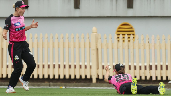 WBBL: Sydney Sixers Women Awarded Five Penalty Runs After Catching a ball with a towel