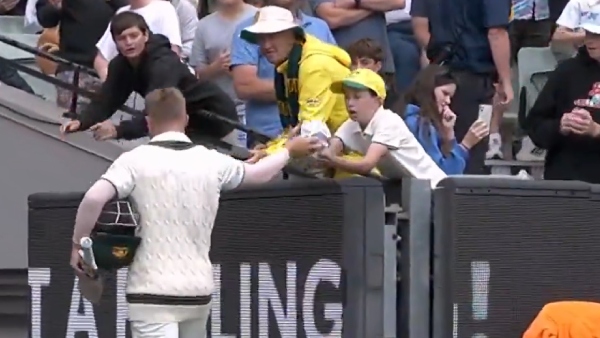 Australia vs Pakistan: David Warner gave his gloves to a kid, a beautiful moment!