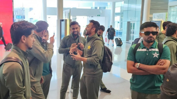 PAK vs AUS: Pakistan cricketers load their own luggage in truck after landing in Australia goes viral PAK vs AUS: Pakistan cricketers load their own luggage in truck after landing in Australia goes viral