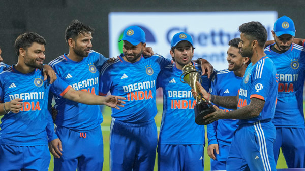 IND vs AUS: Suryakumar Yadav continues MS Dhoni tradition, hands over trophy to Rinku, Jitesh Sharma