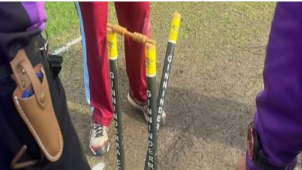 BBL 2023: Bizarre incident as bails remain intact despite the ball smashing onto the stumps