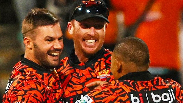 An outstanding catch by Sunrisers captain Markram.. its fantastic one-handed catch 