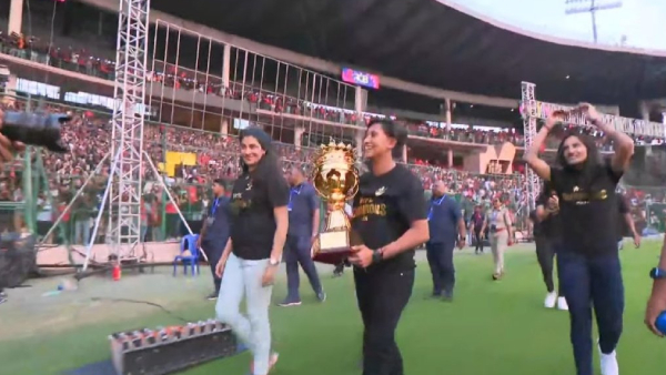 IPL 2024 RCB Men s team giving guard of honour to RCB Women s team for winning the WPL