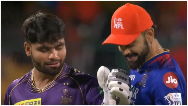 IPL 2024 RCB vs KKR Virat Kohli checking Rinku Singh s bat