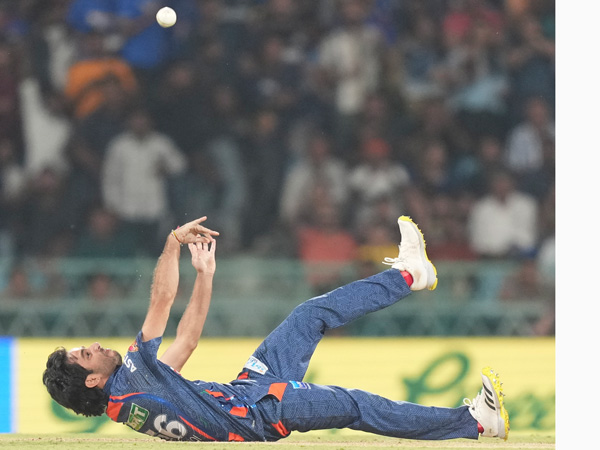 LSG Vs GT IPL 2024 Ravi Bishnoi takes one handed Stunning Catch to dismiss Kane Williamson