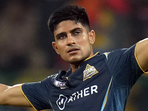 RR vs GT Shubman Gill loses cool shouts at the umpire over last-minute change wide call