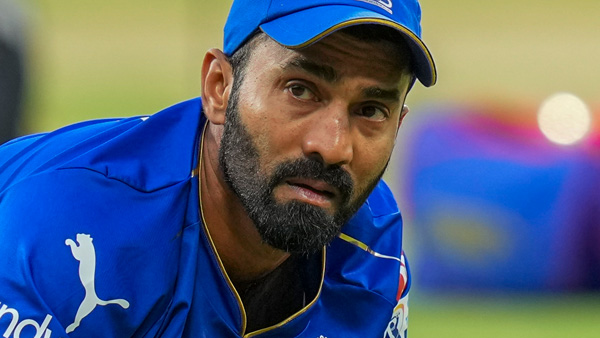 RCB vs CSK Dhoni s Six Gave Us a New Ball Made Bowling Easier- Dinesh Karthik