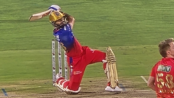 Viral Video Kohli s One-Handed Six in PBKS vs RCB Match
