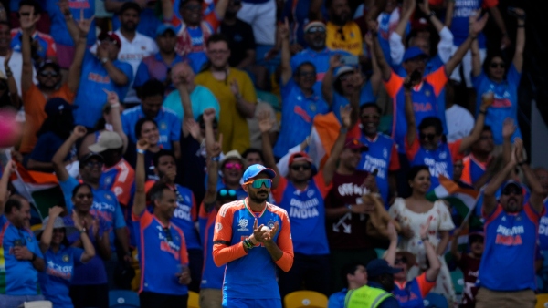 Axar Patel takes one-hand stunning catch