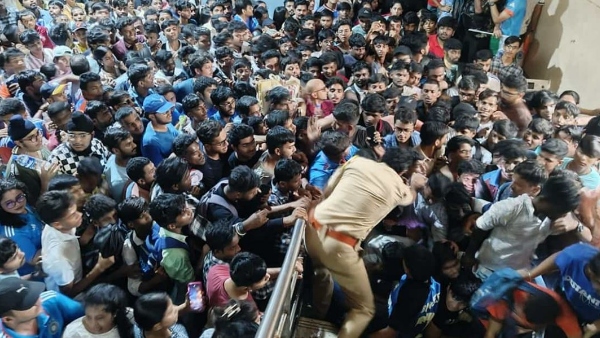 Huge stampede in Team India s victory parade