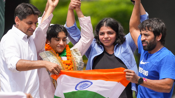 Bajrang Punia Criticised Heavily After He Spotted Standing On Tiranga Poster Video Goes Viral