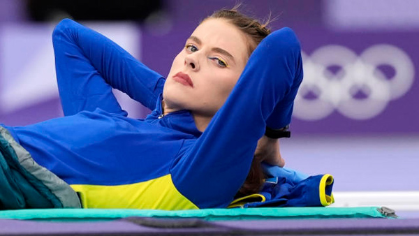 Paris Oympics 2024 Ukrainian High Jumper Yaroslava Mahuchikh Rested in a Sleeping Bag Then She Won Gold