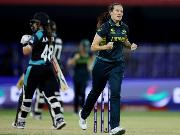 Women s T20 World Cup Australia Close in on Semi-Finals as Schutt Shines in Dominant Win Over New Zealand