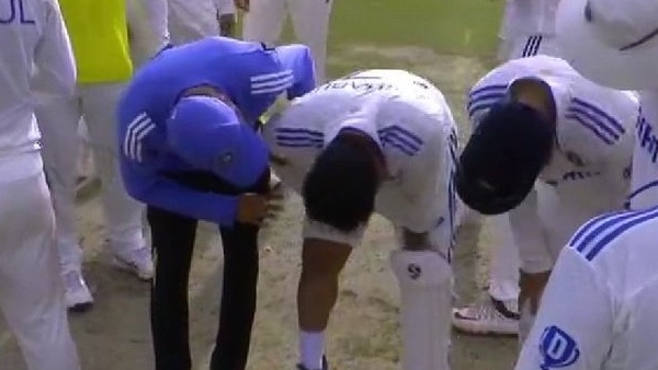 IND vs NZ Big Blow For Team India as Rishabh Pant Walks Off After Injuring His Knee