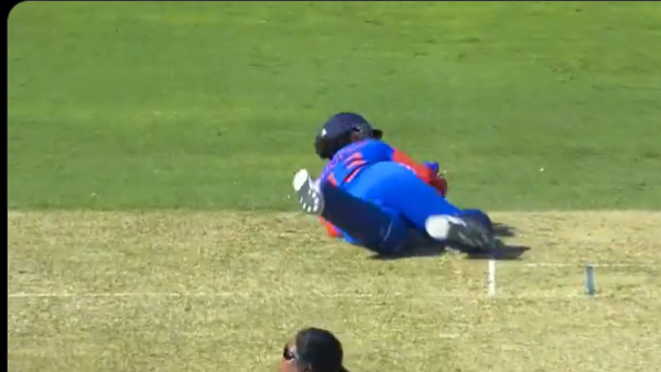 IND vs PAK Richa Ghosh s Stunning One-Handed Catch To Dismiss Pakistan Captain Fatima Sana Video