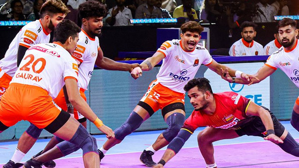 PKL 2024 Bengaluru Bulls loses 36-22 vs Puneri Paltan Devank s 25 raid points help Patna Pirates beats Tamil Thalaivas 42-40