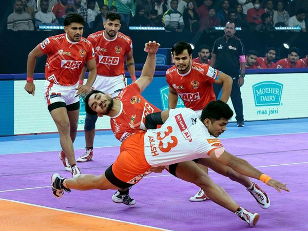 PKL 2024 Puneri Paltan Edges Past Gujarat Giants in Thrilling One-Point Victory