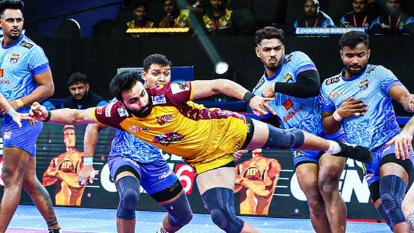 PKL 2024 Telugu Titans edges past Bengal Warriorz 34-32 UP Yoddhas beat Puneri Paltan by 36-33