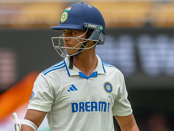 IND vs AUS Yashasvi Jaiswal run out after A terrible mix-up with Virat Kohli Video