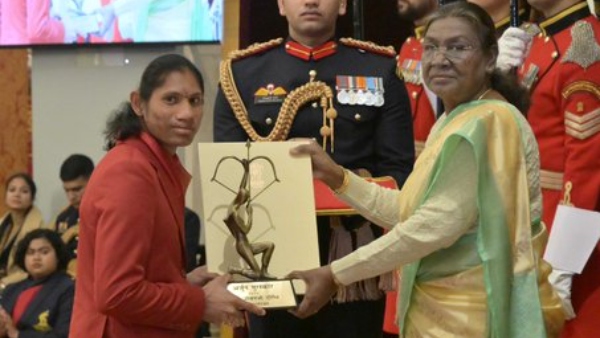 Jeevanji Deepthi receive Arjuna Award from President Droupadi Murmu