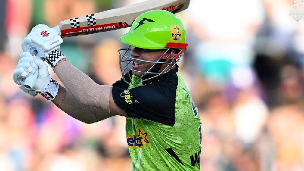 David Warner has his bat broken and gets hit on the head in BBL 2024-25 match David Warner has his bat broken and gets hit on the head in BBL 2024-25 match
