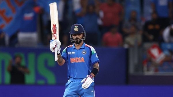 Rohit Sharma encourages Virat Kohli to hit big shot in thrilling IND vs PAK match Video