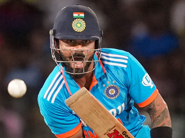 Virat Kohlis Shocked DRS dismissal Reaction Goes Viral fans slams Jos Buttler in IND vs ENG 2nd ODI