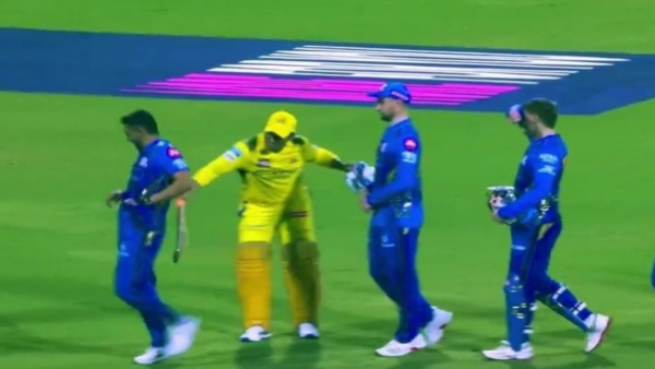 CSK vs MI MS Dhoni hit Deepak Chahar with bat in ipl 2025