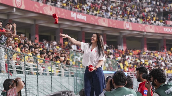 Preity Zinta s Rs 100 T-shirt Creates Chaos at IPL 2025 Match Fans Fight for It Preity Zinta s Rs 100 T-shirt Creates Chaos at IPL 2025 Match Fans Fight for It