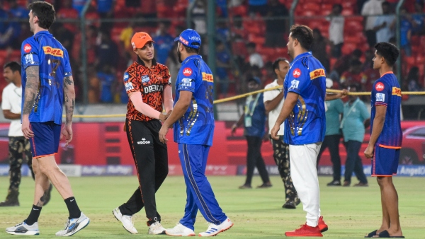 IPL 2025 Fact Check The Truth Behind Viral Video of Fans Throwing Bottles at SRH Players
